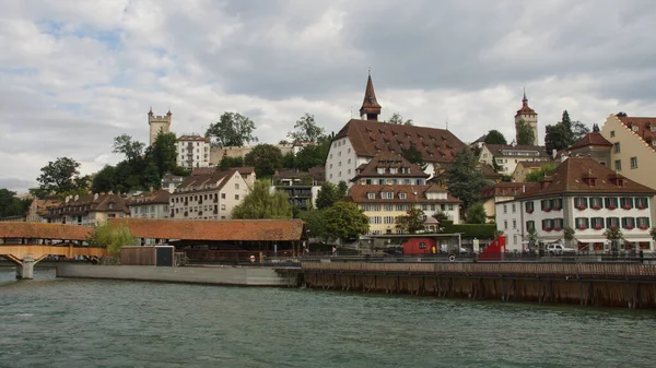 Vacker Utsikt Över Byggnader Regnig Dag Längs Reuss River Lucerne — Stockfoto