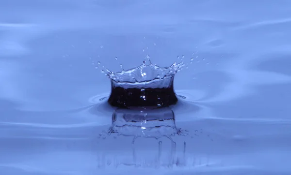 Une Goutte Eau Provoquant Une Éclaboussure Dans Une Piscine Bleue — Photo