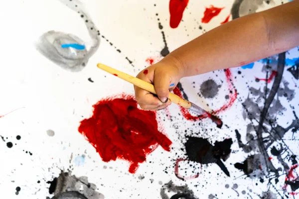 Детская Рука Рисует Кистью — стоковое фото