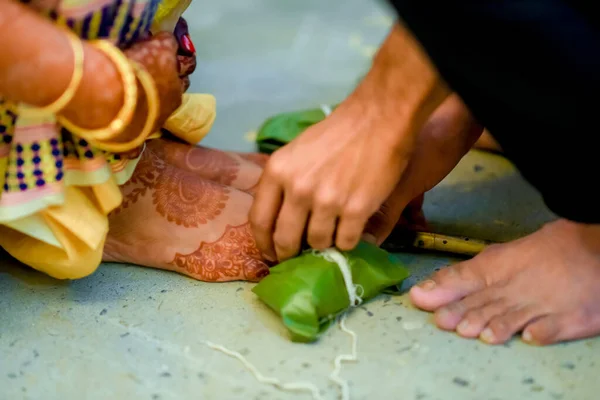 Uma Foto Close Dos Pés Uma Noiva Hindu Com Henna — Fotografia de Stock