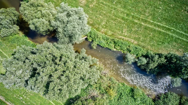德国巴伐利亚绿地之间的贡兹河鸟瞰图 — 图库照片