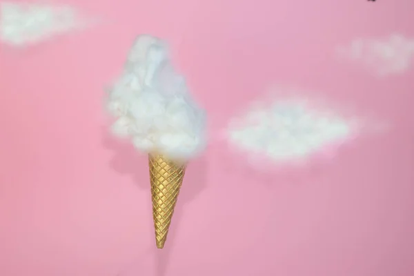 Вафельний Конус Морозивом Хмарами Ізольовано Рожевому Фоні — стокове фото