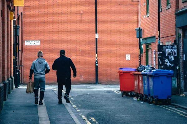 Manchester Reino Unido Julho 2021 Uma Visão Traseira Dois Homens — Fotografia de Stock