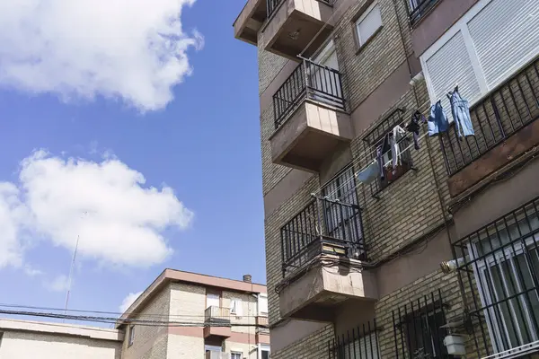 Eine Flache Aufnahme Eines Gebäudes Mit Balkonen Und Wäscheleinen — Stockfoto