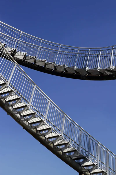 澄んだ青空を背景に 空中の橋の低い角度 — ストック写真