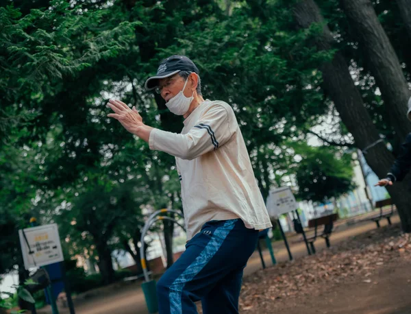 Homme Âgé Portant Masque Facial Pratique Tai Chi Dans Parc — Photo