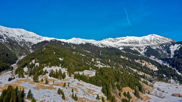 Céu Azul Sobre Picos Nevados Das Montanhas Inverno — Fotografia de Stock