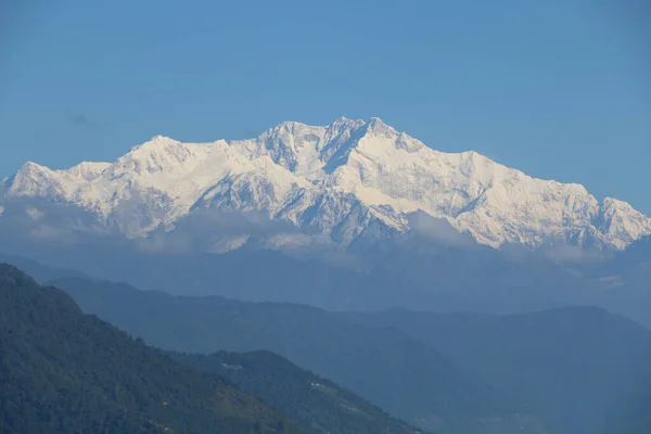 Tiro Panorâmico Montanha Kangchenjunga Darjeeling Índia Contra Céu Azul Claro — Fotografia de Stock