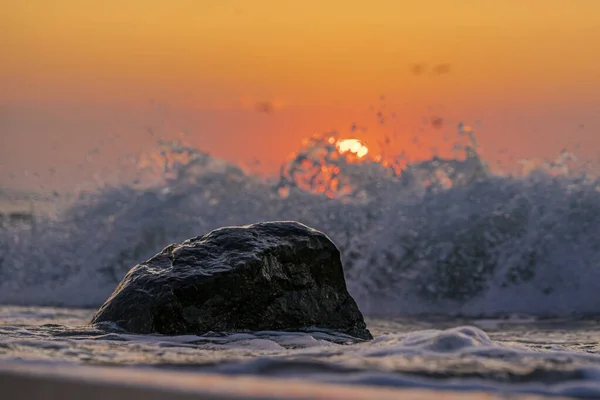 Ένα Όμορφο Ηλιοβασίλεμα Στη Θάλασσα Μαινόμενα Κύματα — Φωτογραφία Αρχείου