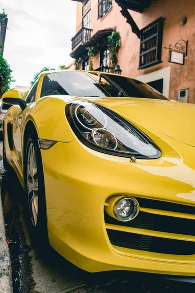 Een Verticaal Close Shot Van Een Coole Gele Sportwagen — Stockfoto