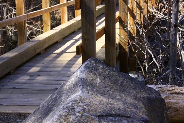 Крупный План Красивой Большой Скалы Начале Деревянного Моста Теплый Солнечный — стоковое фото
