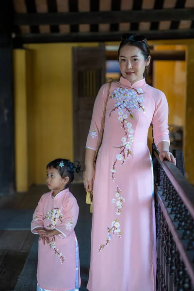 Southeast Asian Mother Her Daughter Posing Putting Hand Wooden Fence — Stock Photo, Image