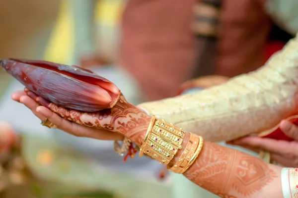 Крупный План Индуистской Невесты Жениха Держащих Скорлупу Вместе Время Традиционной — стоковое фото
