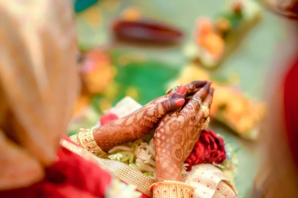 Tiro Perto Das Mãos Uma Noiva Hindu Com Henna Durante — Fotografia de Stock