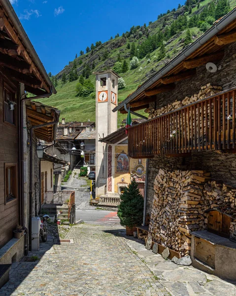 Vista Casas Alpinas Igreja Pontechianale Uma Aldeia Típica Varaita Valley — Fotografia de Stock