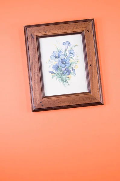 Vertikální Snímek Zarámovaného Obrazu Květin Izolovaných Broskvovém Pozadí — Stock fotografie