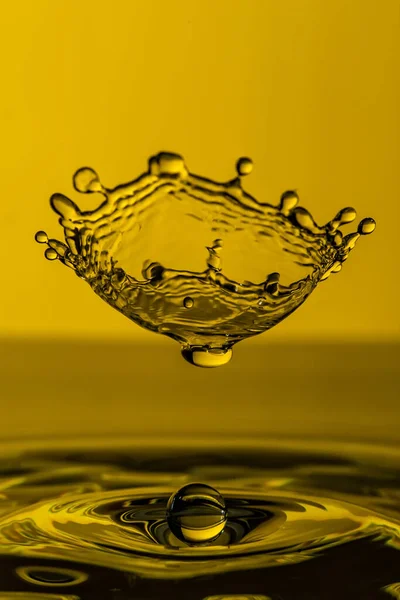 Una Hermosa Toma Agua Salpicando Las Gotitas Aire Sobre Fondo — Foto de Stock