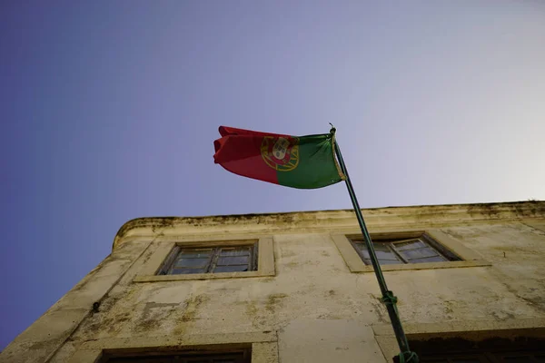 Tiro Ángulo Bajo Bandera Portugal Serpenteando Contra Cielo Azul Viejo —  Fotos de Stock