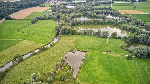 Vzdušný Výhled Malá Rybníčka Obklopená Čerstvou Zelení — Stock fotografie