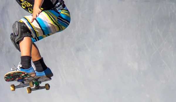 Nahaufnahme Eines Skateboarders Während Des Sprungs — Stockfoto