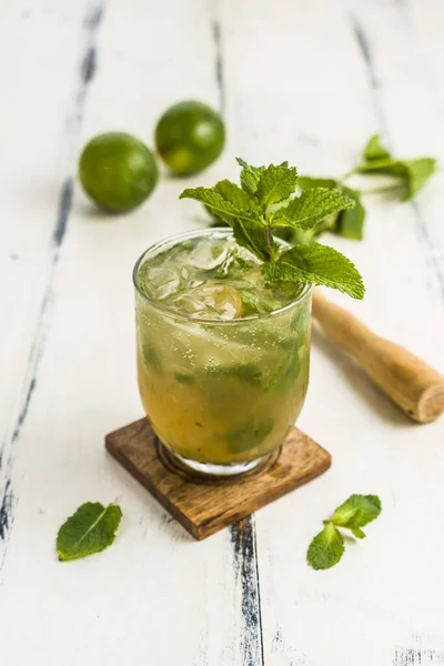 Vertikal Bild Fräsch Kall Cocktail Med Mynta Och Lime — Stockfoto