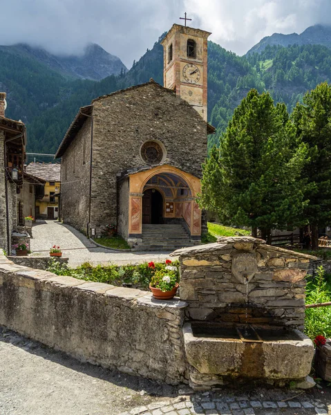 14世紀に建てられたサンタントニオの古代教会 Chianale バライタ渓谷 ピエモンテ州 イタリア — ストック写真