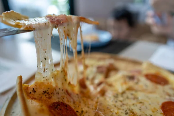 Foco Seletivo Uma Pizza Cheesy Contra Fundo Desfocado — Fotografia de Stock