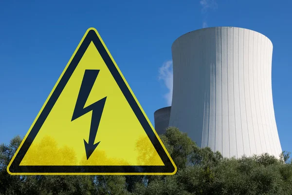 Varningsskylt För Elektricitet Ett Industriellt Oljeraffinaderi Bakgrund — Stockfoto