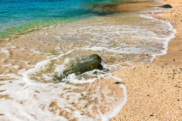 Krásné Vlny Šplouchající Písek Pláži — Stock fotografie