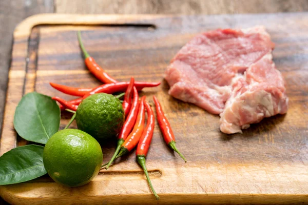 Een Close Van Vers Vlees Chili Limoen Een Houten Zwijn — Stockfoto