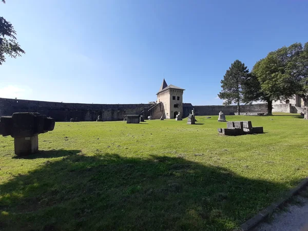 Alto Angolo Ripresa Paesaggio Parco Con Statue Pietra Nel Prato — Foto Stock