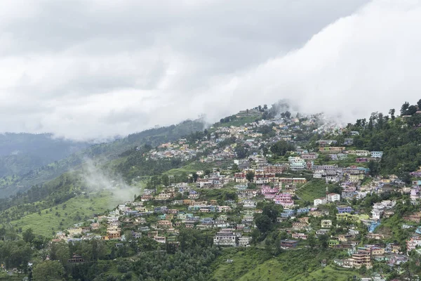 Side Mountain Houses Fog — Φωτογραφία Αρχείου