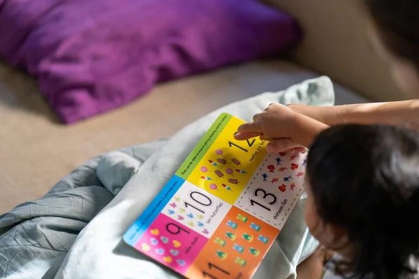 Een Close Van Een Moeder Kind Die Een Kinderboek Lezen — Stockfoto