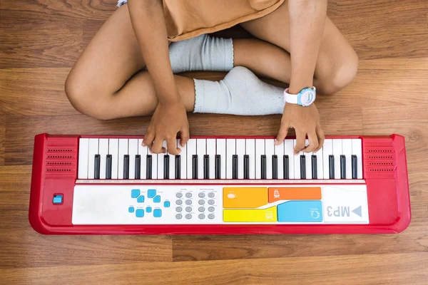 Joven Mujer Tocando Piano Sentada Suelo — Foto de Stock