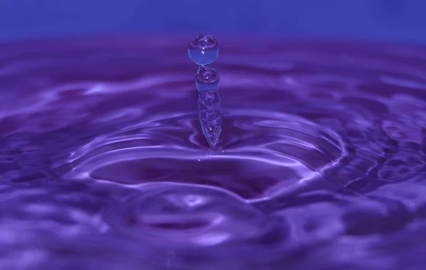 Enfoque Selectivo Gotitas Agua Haciendo Chapoteo Una Piscina Púrpura —  Fotos de Stock