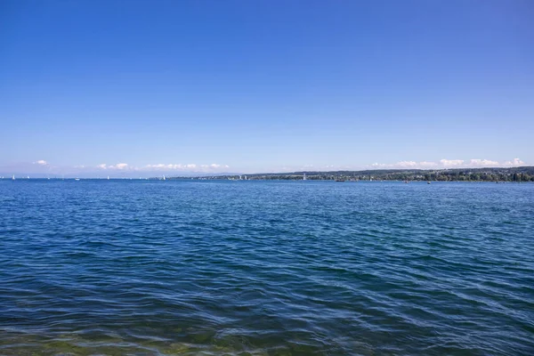 Lago Constança Konstanz Alemanha Com Céu Azul Vibrante Colinas Distância — Fotografia de Stock