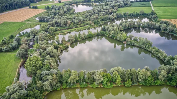 Vzdušný Výhled Rybník Obklopený Zelenými Plochými Poli — Stock fotografie