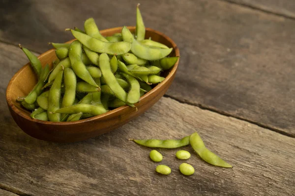 Zbliżenie Miski Świeżej Edamame Fasoli Drewnianym Stole — Zdjęcie stockowe