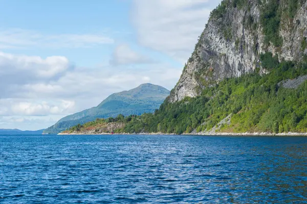 Ein Atemberaubender Blick Auf Das Blaue Meer Und Die Küstenberge — Stockfoto