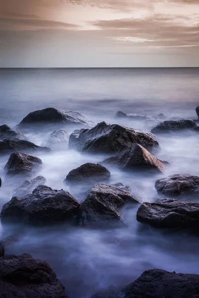 Une Plage Rocheuse Dans Brouillard — Photo