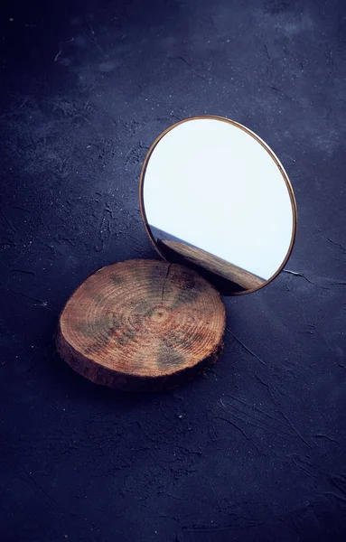 Colpo Verticale Pezzo Legno Uno Specchio Sfondo Blu — Foto Stock