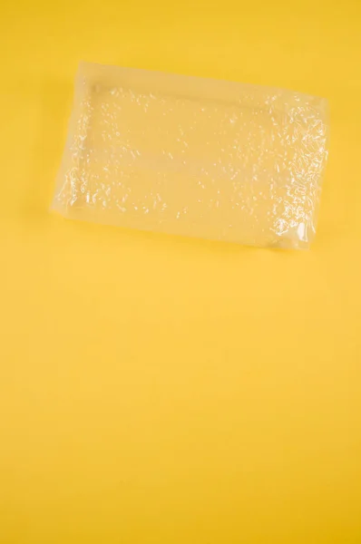 Sacchetto Cellophane Trasparente Isolato Uno Sfondo Giallo — Foto Stock
