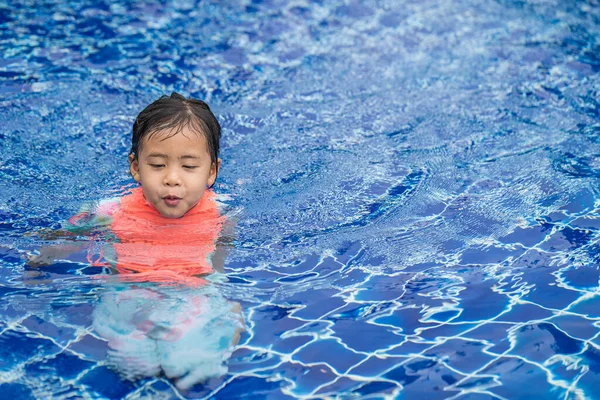 여름철에 수영장에서 수영하는 동남아시아 소녀의 피상적 — 스톡 사진