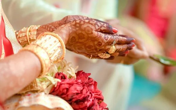 伝統的な結婚式の間にヒンズー教徒の花嫁の手とヘナのクローズアップショット — ストック写真