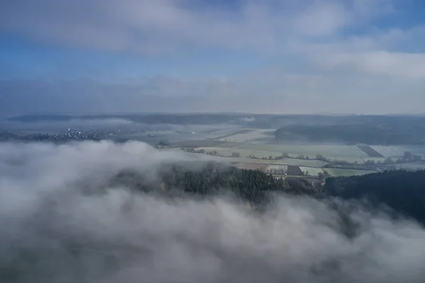 Der Nebel Der Die Felder Vor Dem Bewölkten Himmel Bedeckt — Stockfoto