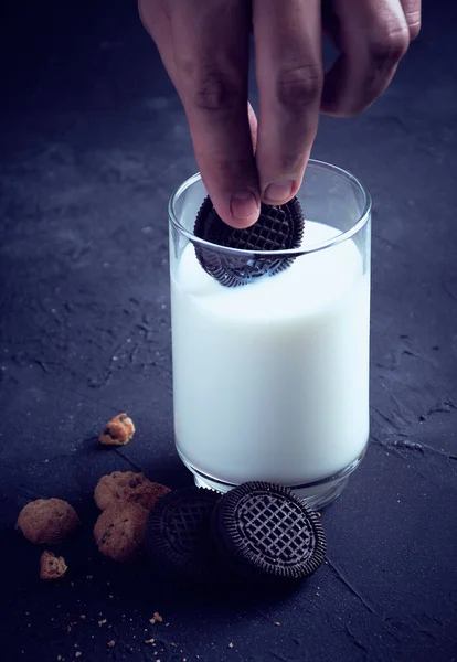Vertikal Bild Kakor Och Ett Glas Mjölk Blå Bakgrund — Stockfoto
