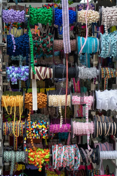 Широкий Выбор Разноцветных Бусин Рынке — стоковое фото