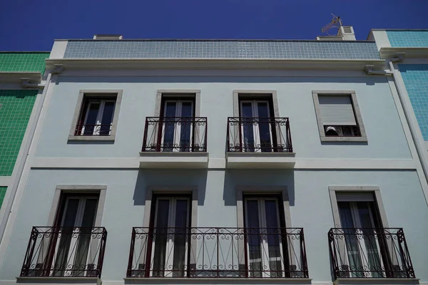 Tiro Ângulo Baixo Edifício Com Fachada Azul Dia Ensolarado — Fotografia de Stock