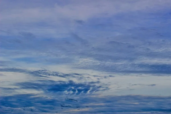 Skyscape Pozadí Textury Modré Oblohy Světlých Mraků Jemném Letním Dni — Stock fotografie
