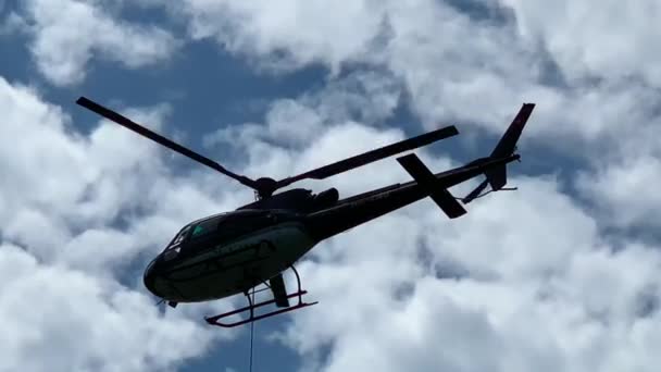 Военный Вертолет Летящий Небе — стоковое видео